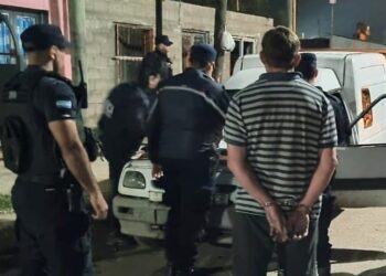 Circulaban en un vehículo con un arma de fuego y un cuchillo realizando amenazas; el conductor dio positivo en el alcotest