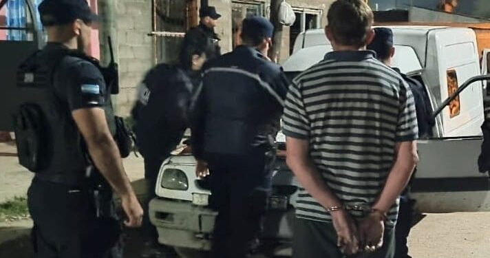 Circulaban en un vehículo con un arma de fuego y un cuchillo realizando amenazas; el conductor dio positivo en el alcotest