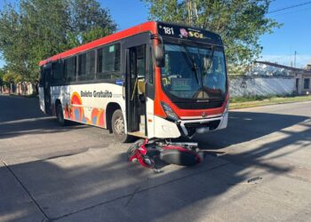 Una adolescente en moto resultó herida tras chocar con un colectivo