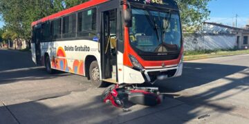 Una adolescente en moto resultó herida tras chocar con un colectivo