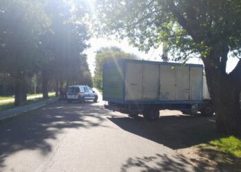 Dos adolescentes resultaron heridos tras el choque entre una moto y un camión