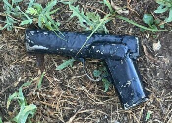 Demoraron a un joven y a un adolescente que protagonizaron un disturbio en la vía pública; el menor tenía una réplica de un arma