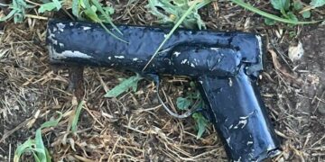Demoraron a un joven y a un adolescente que protagonizaron un disturbio en la vía pública; el menor tenía una réplica de un arma