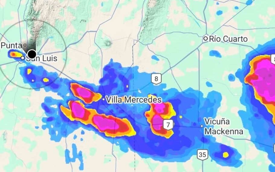 Barrios afectados por la tormenta y cayó un rayo en Parque Industrial Sur
