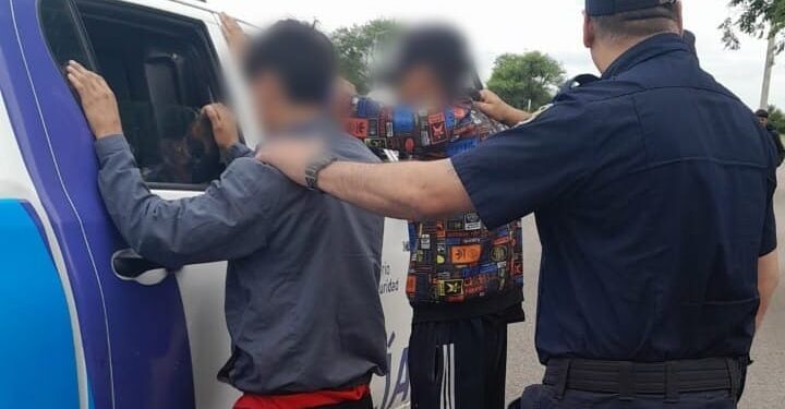 Demoraron a dos jóvenes sindicados de haber efectuado disparos al aire con arma de fuego; uno de ellos tenía envoltorios de cocaína