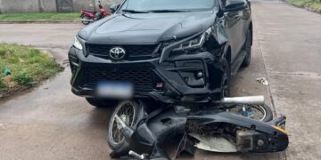 Dos adolescentes resultaron heridos al ir en moto en contramano y chocar contra una camioneta