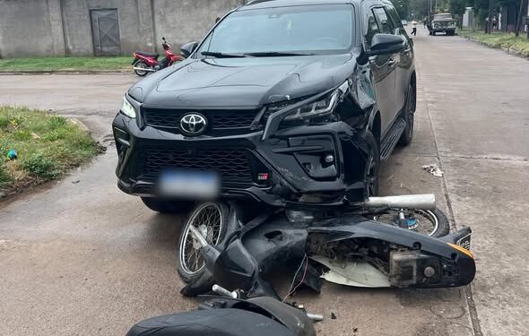 Dos adolescentes resultaron heridos al ir en moto en contramano y chocar contra una camioneta
