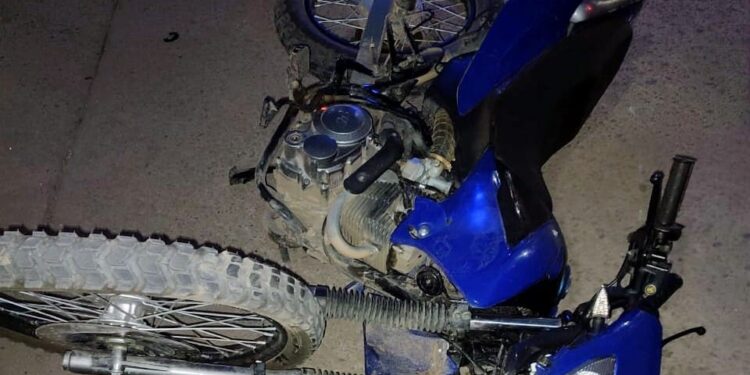 Un hombre resultó herido tras el choque entre un auto y una moto