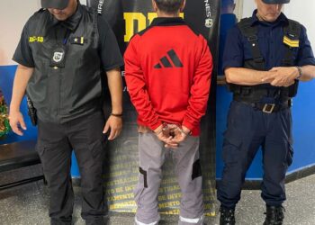 Robó efectivo y un celular en un kiosco. Fue detenido