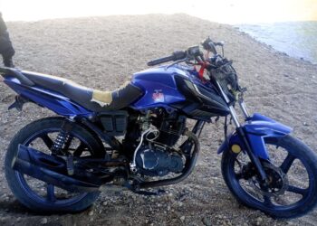 La Policía recuperó una motocicleta que había sido sustraída y demoró a dos personas