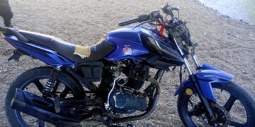 La Policía recuperó una motocicleta que había sido sustraída y demoró a dos personas
