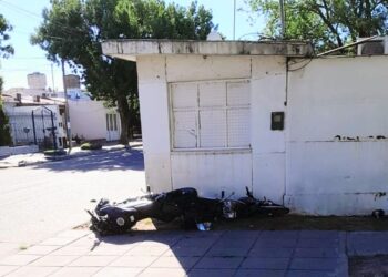 Un adolescente sufrió graves heridas tras un accidente entre dos motocicletas