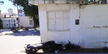 Un adolescente sufrió graves heridas tras un accidente entre dos motocicletas