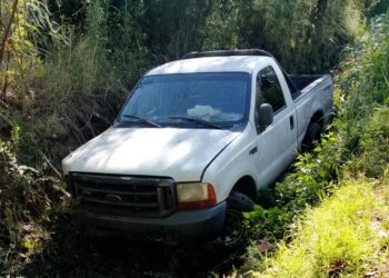 Investigan el hallazgo de una camioneta dentro de un canal