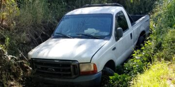 Investigan el hallazgo de una camioneta dentro de un canal