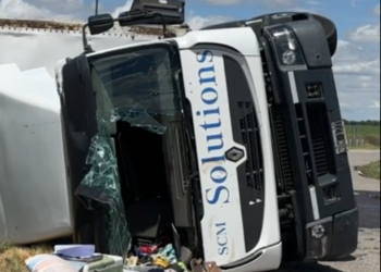 Camión cargado de pañales, volcó en ruta 55, en rotonda a Buena Esperanza