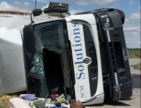 Camión cargado de pañales, volcó en ruta 55, en rotonda a Buena Esperanza