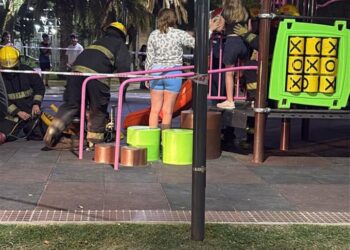 Una menor debió ser auxiliada por bomberos al quedar atorada en un juego infantil en Plaza San Martin