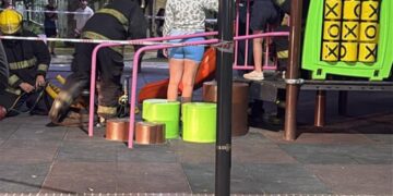 Una menor debió ser auxiliada por bomberos al quedar atorada en un juego infantil en Plaza San Martin