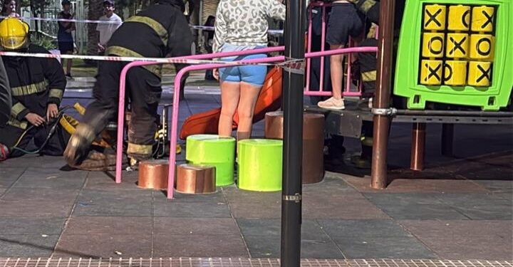 Una menor debió ser auxiliada por bomberos al quedar atorada en un juego infantil en Plaza San Martin