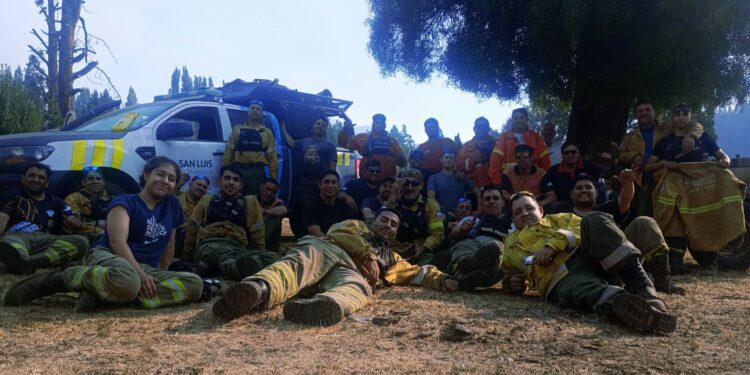 Bomberos y brigadistas de San Luis continúan combatiendo el fuego en Chubut