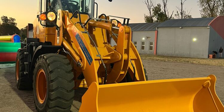 Más crecimiento para Buena Esperanza. El Municipio, con fondos propios compró una pala cargadora 0 km