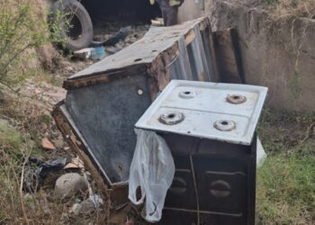 Hasta electrodomésticos tirados en desagües de Villa Mercedes