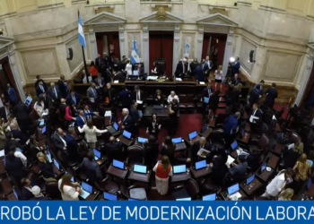 Con protestas, un Congreso vallado y un debate caliente, fue aprobada la Reforma Laboral