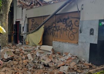 Un obrero resultó herido tras quedar atrapado bajo los escombros en una obra de demolición