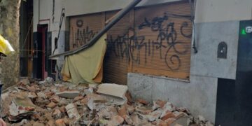 Un obrero resultó herido tras quedar atrapado bajo los escombros en una obra de demolición