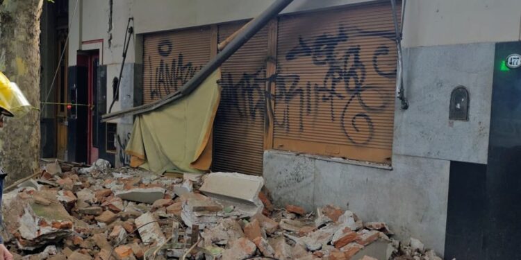 Un obrero resultó herido tras quedar atrapado bajo los escombros en una obra de demolición