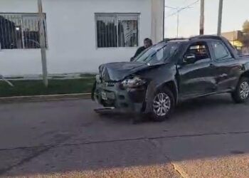 Accidente vial: Le chocó la camioneta a su novia.