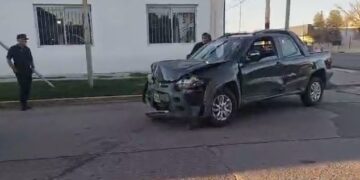 Accidente vial: Le chocó la camioneta a su novia.