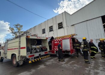Bomberos asistieron en un incendio en una fábrica
