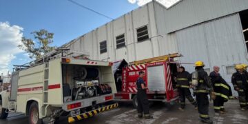 Bomberos asistieron en un incendio en una fábrica
