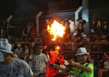 Miles de personas disfrutaron de la noche del Carnaval en La Pedrera
