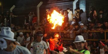 Miles de personas disfrutaron de la noche del Carnaval en La Pedrera