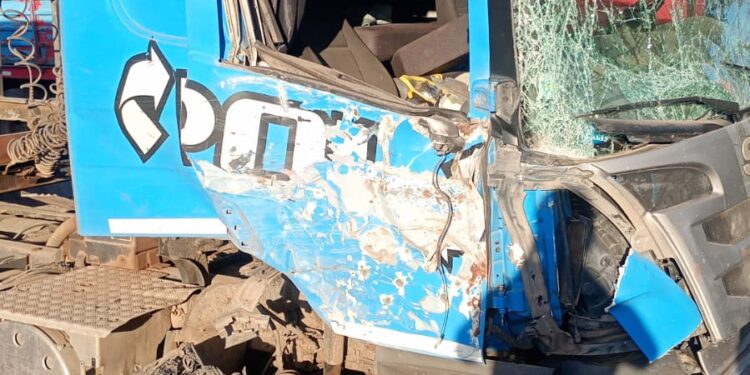 Un camión derribo un poste del tendido eléctrico dejando sin luz un sector del parque industrial