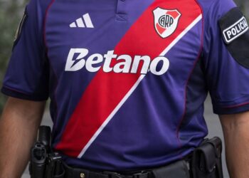 Imputan a un agente policial por el robo de la camiseta viral de River