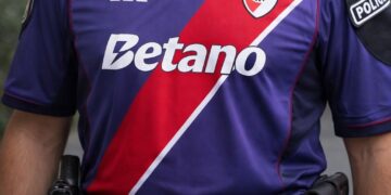 Imputan a un agente policial por el robo de la camiseta viral de River