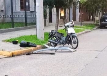 Una motociclista resultó herida tras un accidente de tránsito; el conductor del otro vehículo se dio a la fuga