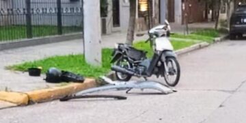 Una motociclista resultó herida tras un accidente de tránsito; el conductor del otro vehículo se dio a la fuga