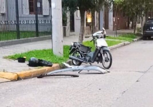 Una motociclista resultó herida tras un accidente de tránsito; el conductor del otro vehículo se dio a la fuga