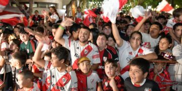 Así River Plate se hizo presente en nuestra ciudad, ante cientos de fanáticos que lo esperaron a su llegada al hotel.