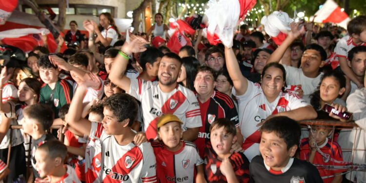 Así River Plate se hizo presente en nuestra ciudad, ante cientos de fanáticos que lo esperaron a su llegada al hotel.