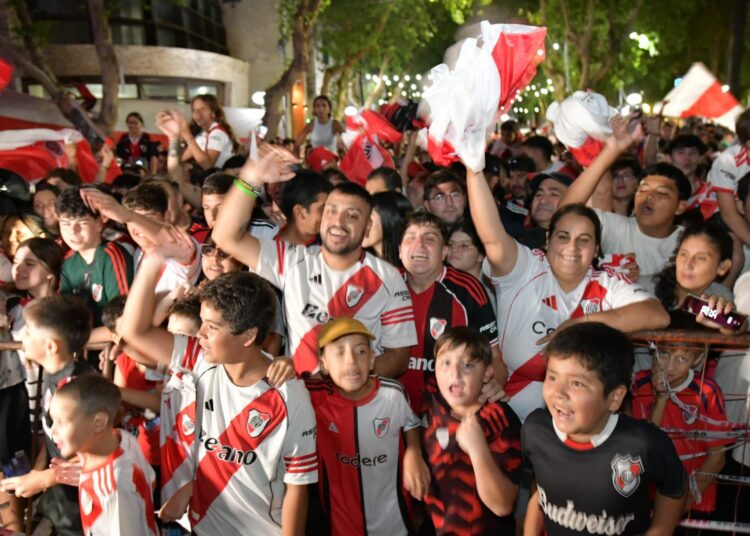 Así River Plate se hizo presente en nuestra ciudad, ante cientos de fanáticos que lo esperaron a su llegada al hotel.