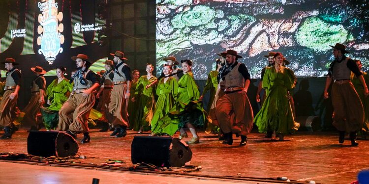 La danza, en su esplendor, con cada academia de folclore en la Calle Angosta