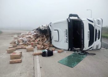 volcó un camión en la rotonda de avenida Circunvalación y ruta nacional 8