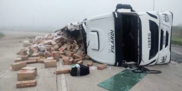 volcó un camión en la rotonda de avenida Circunvalación y ruta nacional 8