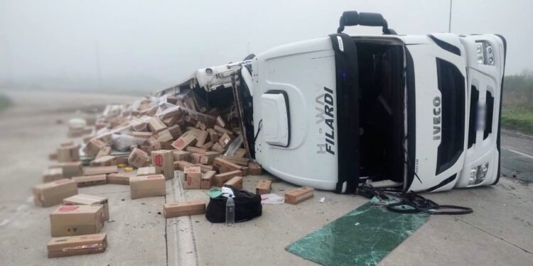volcó un camión en la rotonda de avenida Circunvalación y ruta nacional 8